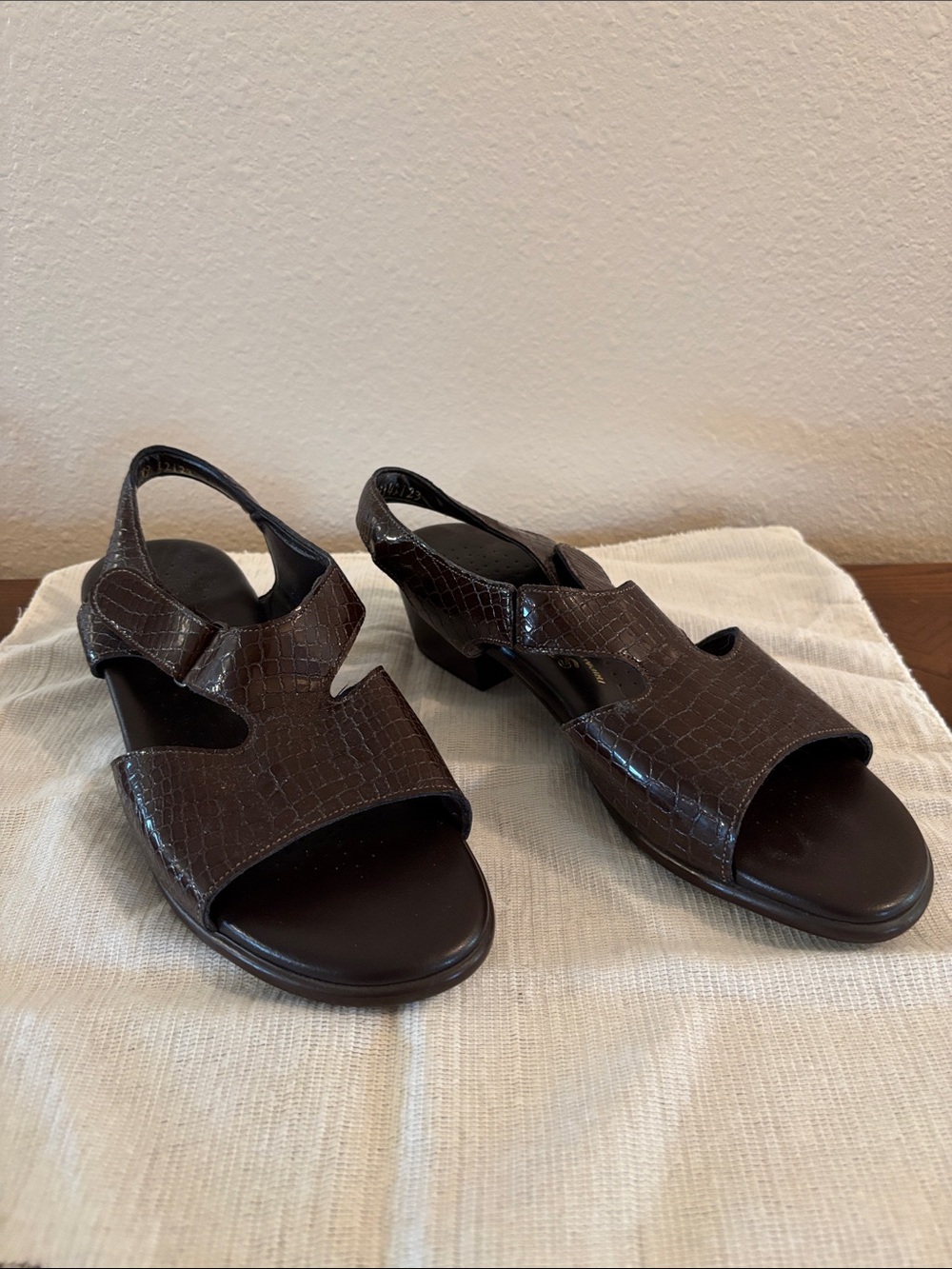 SAS Women’s Brown Croc-Texture Slingback Sandals Size 8M